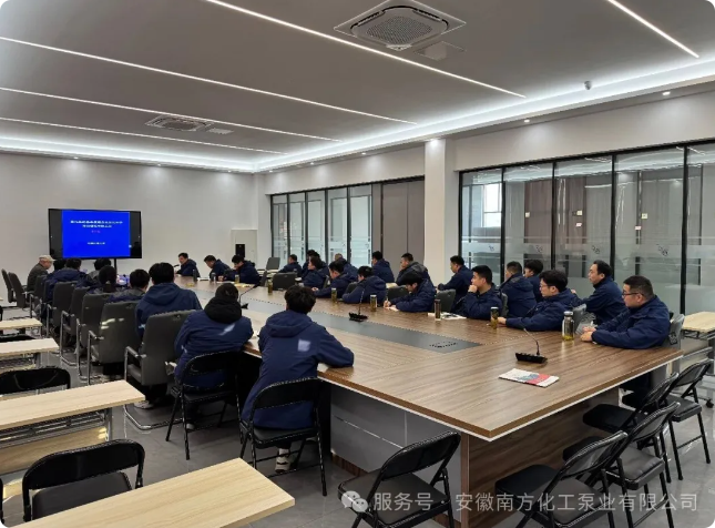 Profesor Mou Jiegang s kineskog sveučilišta Jiliang posjetio je Anhui South Chemical Pump Co., Ltd. kako bi proveo specijaliziranu obuku o centrifugalnim pumpama.